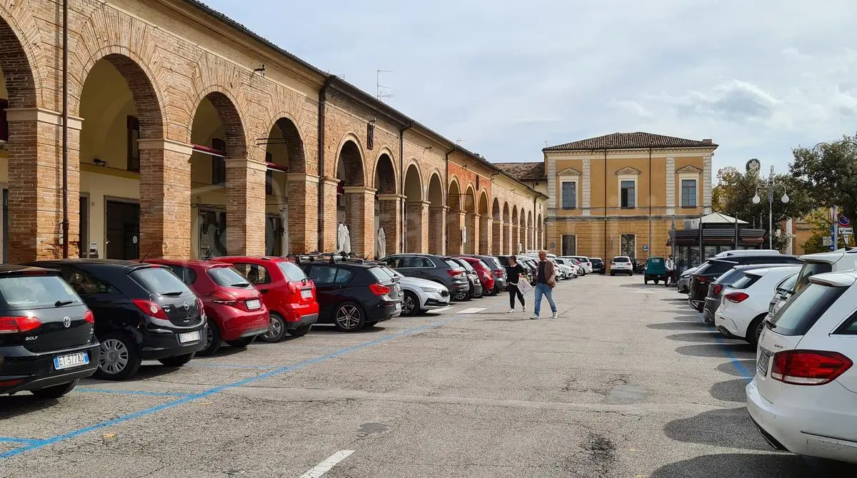 Al momento stai visualizzando Piazza Marini, prima della pedonalizzazione si pensi ai parcheggi